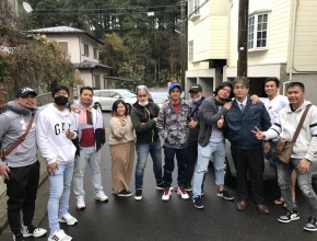 3年半、生活したアパートの前で、帰国する実習生と社員と3期生・4期生でパチリ!(撮影時のみマスクを外しています) 3年半、生活したアパートの前で、帰国する実習生と社員と3期生・4期生でパチリ!(撮影時のみマスクを外しています)