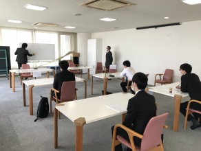 社長の講話にくぎ付けです 社長の講話にくぎ付けです