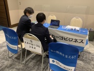 学生さんにPCを使用して説明中! 学生さんにPCを使用して説明中!