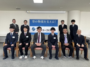 まだまだ緊張していますが、この後の昼食会では明るい笑顔を見せてくれました。 まだまだ緊張していますが、この後の昼食会では明るい笑顔を見せてくれました。